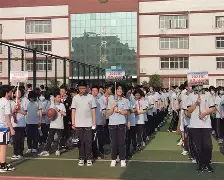 内马尔赛前列队欢迎维尼修斯，尊重对手尽显风度！